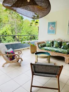 Ruang duduk di Miri Coconut 1 bdr flat with pool in a calm area near the sea and town