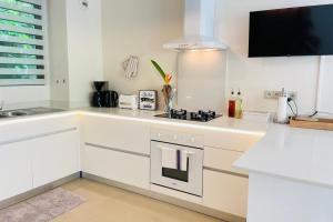 Dapur atau dapur kecil di Miri Coconut 1 bdr flat with pool in a calm area near the sea and town