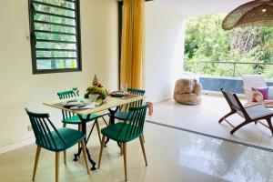 Ruang duduk di Miri Coconut 1 bdr flat with pool in a calm area near the sea and town
