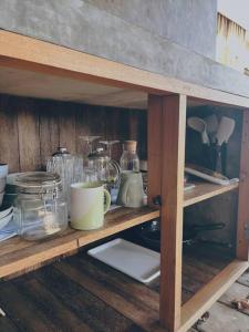 une étagère en bois avec un paquet d'articles. dans l'établissement Purnama Home, à Toyapakeh