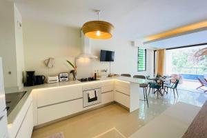 Dapur atau dapur kecil di Miri Coconut 1 bdr flat with pool in a calm area near the sea and town