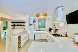 Dapur atau dapur kecil di Miri Coconut 1 bdr flat with pool in a calm area near the sea and town