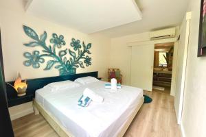 Katil atau katil-katil dalam bilik di Miri Coconut 1 bdr flat with pool in a calm area near the sea and town