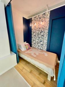 Katil atau katil-katil dalam bilik di Miri Coconut 1 bdr flat with pool in a calm area near the sea and town