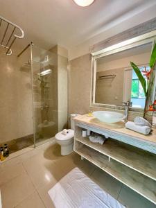 Bilik mandi di Miri Coconut 1 bdr flat with pool in a calm area near the sea and town