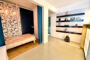 Katil atau katil-katil dalam bilik di Miri Coconut 1 bdr flat with pool in a calm area near the sea and town