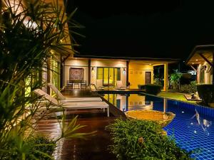 Bazén v ubytování Emerald Pool Villa nebo v jeho okolí
