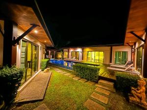 Bazén v ubytování Emerald Pool Villa nebo v jeho okolí