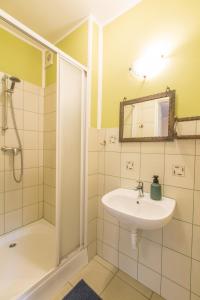 un bagno con lavandino e doccia di Pokoje Gościnne u Markusa a Polanica-Zdrój Altre 18 foto
