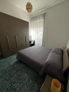 ein Schlafzimmer mit großem Bett und Fenster in der Unterkunft Mari&Monti in Sapri + 10 Fotos