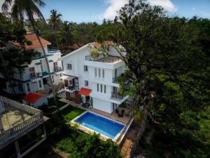 an aerial view of a white building with a swimming pool at Casa Das Imras Villa B in Calangute