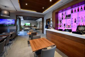 Televisyen dan/atau pusat hiburan di Ocean Park Hotel, Premium Suites & Wellness