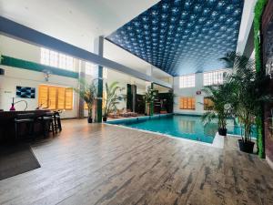 Bazén v ubytování Golden Retreat nebo v jeho okolí