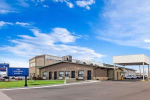 un edificio al costado de una carretera en Howard Johnson by Wyndham Thunder Bay, en Thunder Bay