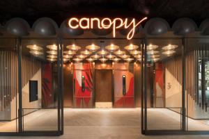 大阪Canopy By Hilton Osaka Umeda的带有读取标志的商店前部