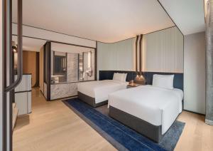 Postel nebo postele na pokoji v ubytování Hilton Saigon