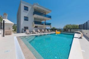 eine Villa mit Swimmingpool und ein Haus in der Unterkunft Villa VlD - Amazing holiday home! - Makarska Exklusiv in Makarska