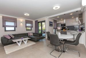 ein Wohnzimmer mit Sofa und Tisch in der Unterkunft Villa VlD - Amazing holiday home! - Makarska Exklusiv in Makarska