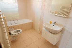Koupelna v ubytování Casa Korman + 37 fotografií