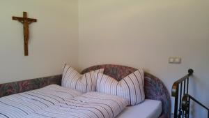 A bed or beds in a room at Landhaus Achental