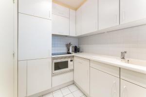 Galeriebild der Unterkunft Rustig en luxueus app met zwembad vlak bij strand in Middelkerke