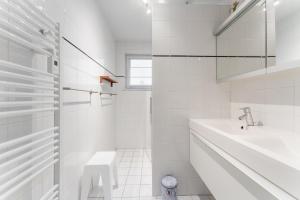 Galeriebild der Unterkunft Rustig en luxueus app met zwembad vlak bij strand in Middelkerke