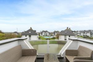 Galeriebild der Unterkunft Rustig en luxueus app met zwembad vlak bij strand in Middelkerke