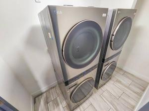 Φωτογραφία από το άλμπουμ του Well Located 1BR with King Bed, Laundry and Parking Option Near Brickell and Marlins Park στο Μαϊάμι