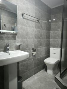 Ένα μπάνιο στο Eco Village Apartments 3 with terrace +10 φωτογραφίες