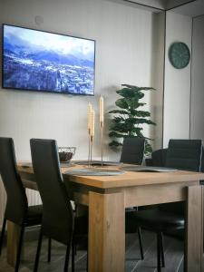 Μια τηλεόραση ή/και κέντρο ψυχαγωγίας στο Eco Village Apartments 3 with terrace