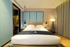 Voodi või voodid majutusasutuse Echarm Hotel Yulin Second People's Hospital Qingwanjiang Park toas