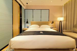 Voodi või voodid majutusasutuse Echarm Hotel Yulin Second People's Hospital Qingwanjiang Park toas