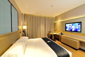 Televiisor ja/või meelelahutuskeskus majutusasutuses Echarm Hotel Yulin Second People's Hospital Qingwanjiang Park