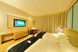 Televiisor ja/või meelelahutuskeskus majutusasutuses Echarm Hotel Yulin Second People's Hospital Qingwanjiang Park