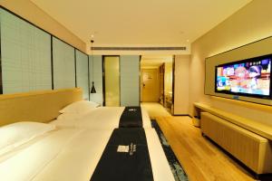 Televiisor ja/või meelelahutuskeskus majutusasutuses Echarm Hotel Yulin Second People's Hospital Qingwanjiang Park