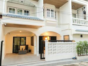 ein weißes Haus mit einem weißen Zaun davor in der Unterkunft ## FRIENDLY SPACE Townhouse Walking street and Beach 2KM ## in Pattaya