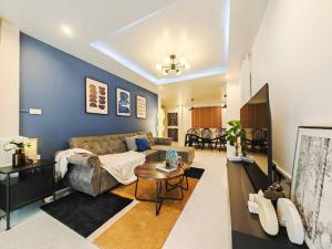 ein Wohnzimmer mit Sofa und Tisch in der Unterkunft ## FRIENDLY SPACE Townhouse Walking street and Beach 2KM ## in Pattaya