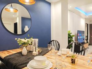 ein Esszimmer mit einem Tisch und einem Spiegel in der Unterkunft ## FRIENDLY SPACE Townhouse Walking street and Beach 2KM ## in Pattaya