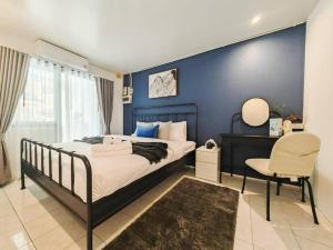 ein Schlafzimmer mit einem großen Bett und einem Stuhl in der Unterkunft ## FRIENDLY SPACE Townhouse Walking street and Beach 2KM ## in Pattaya