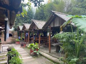 不拉士打宜Pe 88 Tavern的一组木制建筑，里面坐着人。