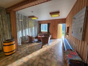 a living room with a table and chairs and a barrel at Casa Grend in Kvam