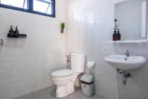 une salle de bain blanche avec toilettes et lavabo dans l'établissement A Better Home Pai, à Pai 31 autres photos