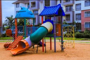 Ο χώρος παιχνιδιού για παιδιά στο Cozy 2 Bedroom Apartment in Tatu City