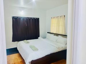 Katil atau katil-katil dalam bilik di Teyt's White Home - 3 bedroom Villa +2 gambar