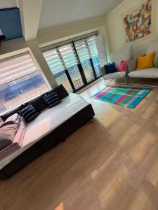 ein Schlafzimmer mit einem großen Bett und einer Couch in der Unterkunft Hongdae, Private Flats in Seoul