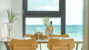Una mesa de comedor con vista al mar. en Goseong Littlesquare Oceanview Pension, en Goseong 3 fotos más