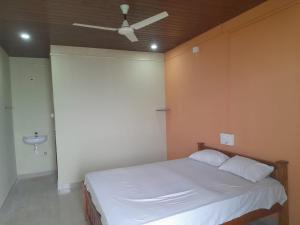 Photo de la galerie de l'établissement Aisiri comforts beach stay and cafe, à Gokarn