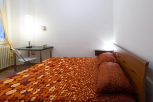 フィレンツェにあるカルツァイオーリ アパートメントのベッドルーム1室(ベッド1台、デスク、テーブル付)
