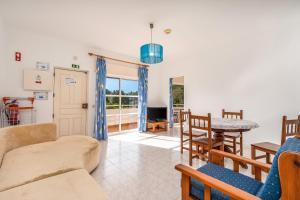 una sala de estar con un sofá y una mesa en Maralvor 001, en Alvor
