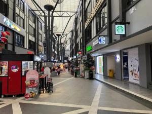 un centro commerciale vuoto con gente che ci cammina dentro di TDOZE Hotel a Brinchang